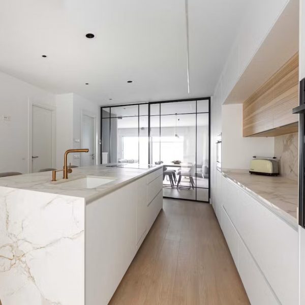 cocina-moderna-de-revista-blanca-y-madera-con-isla-central-cjr