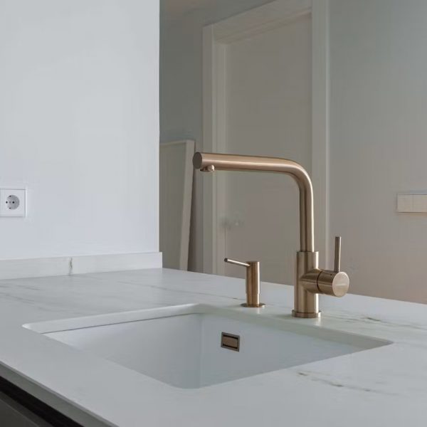 cocina-pequena-abierta-en-u-gris-y-madera-cjr (1)